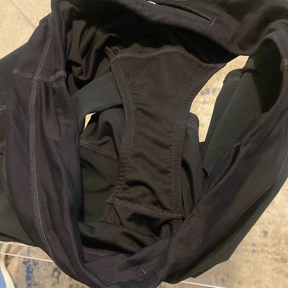 Lululemon black shorts size 6 - Picture 8 of 8